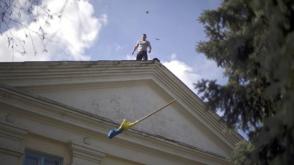 April, 18&lt;br>A member of the Donbass self-defence forces on the roof of the city council of Seversk