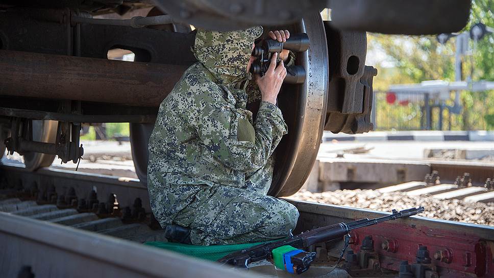 May, 7&lt;br>Self-defense militant of Slovyansk at a railway crossing near the village of Andreevka
