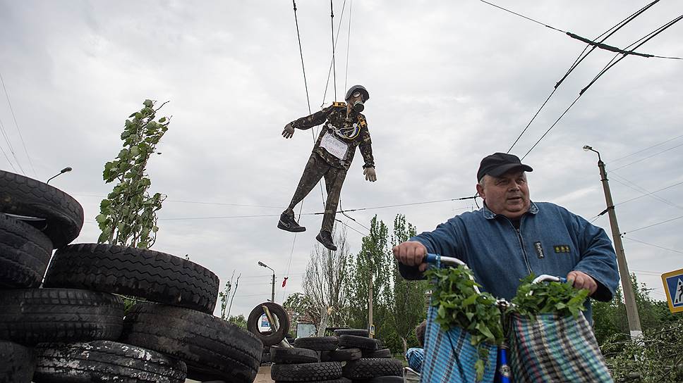 May, 10&lt;br>A dummy in the uniform of the Ukrainian army hanging on trolley wires over a barricade of tires. The sign on its chest says «Yaytsenyuh and Trupchinov» (these are mocking nicknames  for Ukrainian prime minister Arseniy Yatsenyuk and  Verkhovna Rada Chairman Oleksandr Turchynov)
