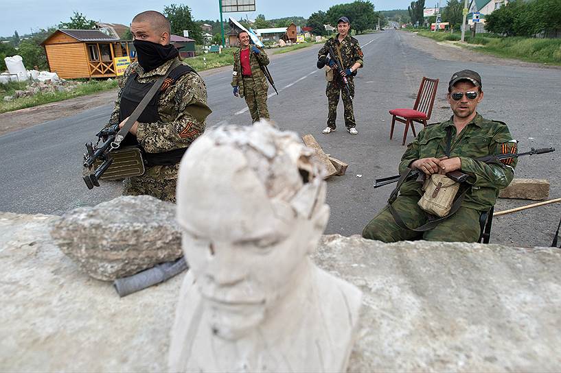 May, 19&lt;br>Militants at a checkpoint during a mortar attack on the village of Semenivka near Slovyansk