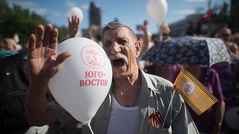 May, 24&lt;br>A support rally for the union of People&#39;s Republics of Donetsk and Lugansk into Federal State of Novorossiya in the Lenin Square in Donetsk