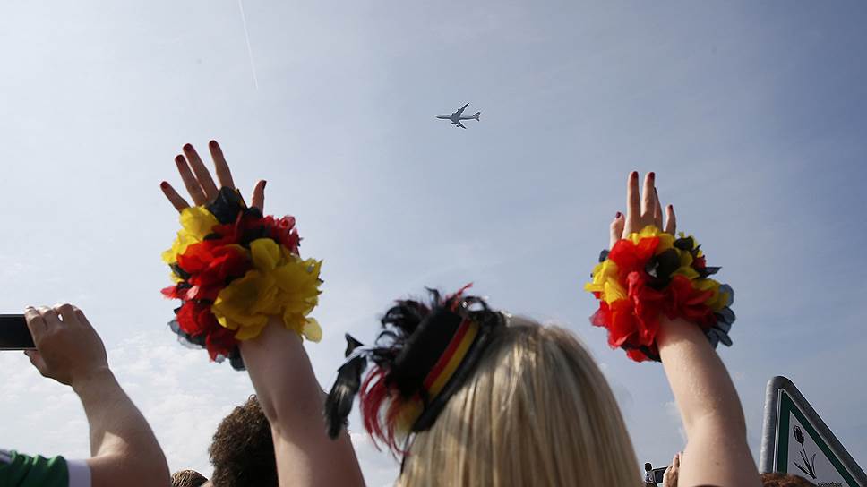 Перед тем как приземлиться в аэропорту Тегель, борт со сборной Германии, получив специальное разрешение, низко пролетел над центральной частью столицы, где уже собирались десятки тысяч восторженных болельщиков