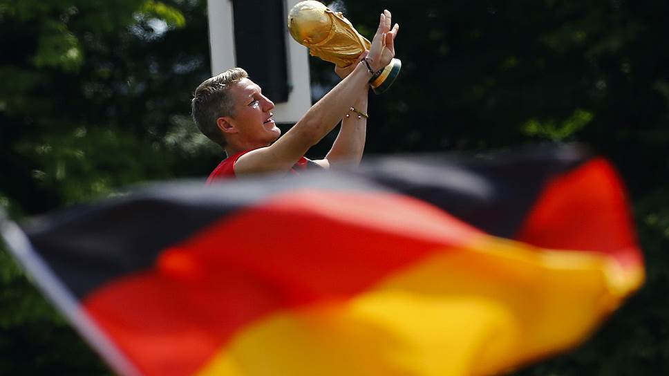Самый активный пользователь Twitter в сборной Германии Лукас Подольски выложил свой снимок вместе с Бастианом Швайнштайгером (на фото), который он подписал: «Кубок находится в Берлине!»
