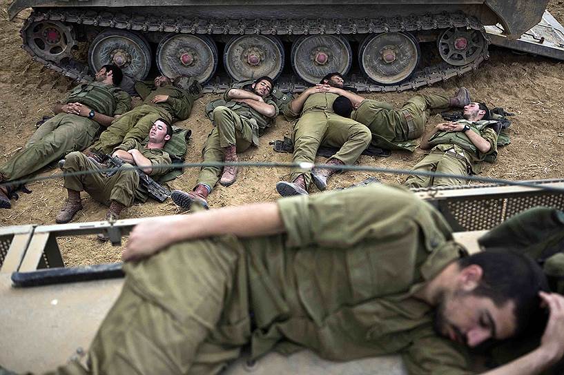 Солдаты Израиля, спящие возле бронетранспортера на границе с сектором Газа