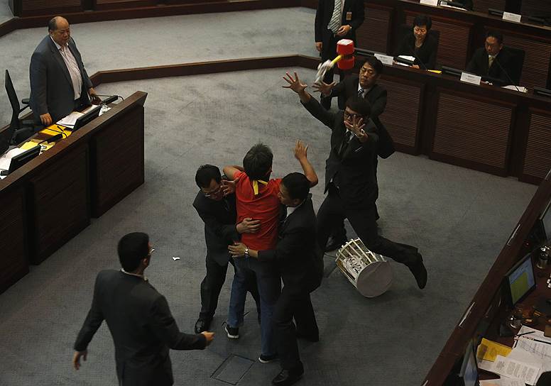 Инцидент в ходе заседания Законодательного Совета Гонконга