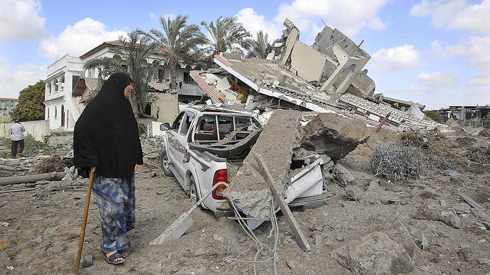 Палестинская женщина у развалин дома, разрушенного в ходе обстрела Израилем сектора Газа