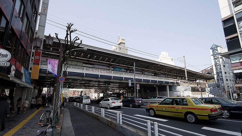 8 марта 2000 года в Токио рядом со станцией «Нака-Мэгуро» на надземном участке линии столкнулись два поезда. При движении одного поезда последний вагон состава сошел с рельсов и столкнулся со встречным поездом. Погибли пять человек, 64 получили ранения