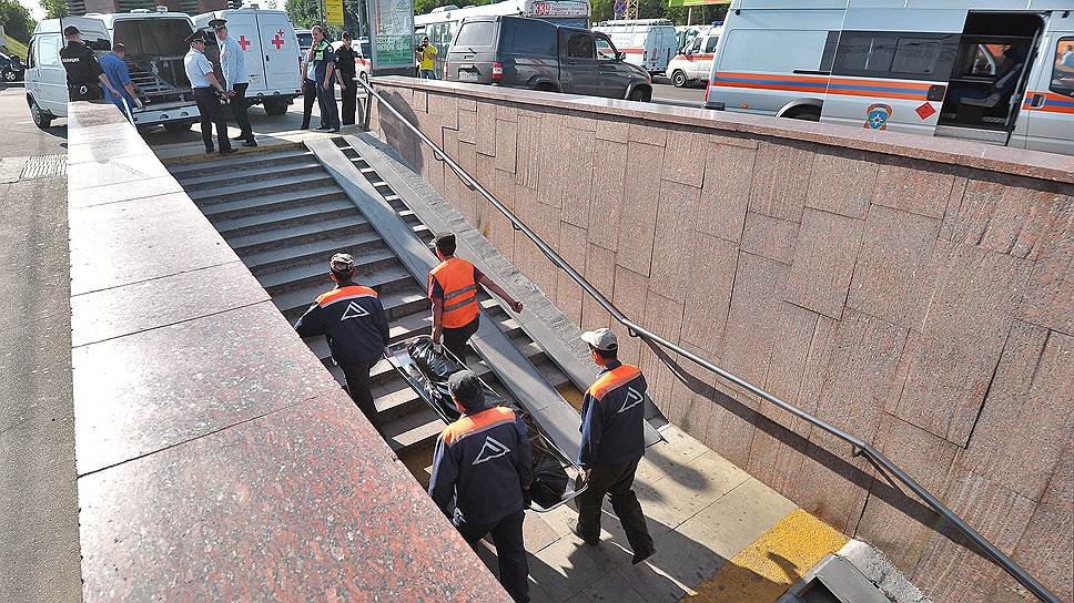 Выход со станции метро «Славянский бульвар», где с рельсов сошли три вагона поезда