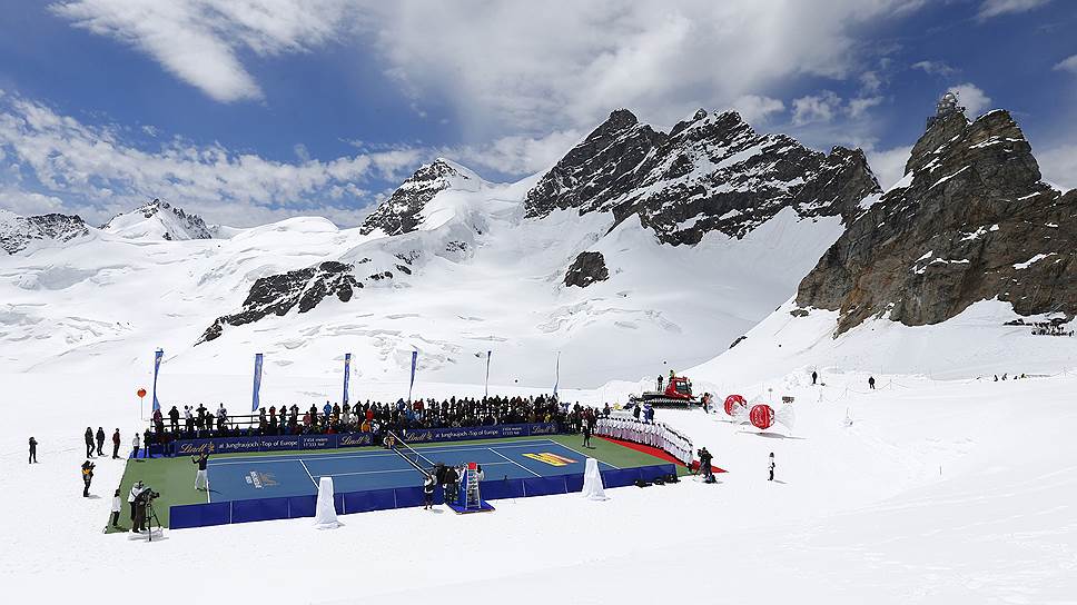 Теннисный матч между Роджером Федерером и горнолыжницей Линдси Вонн на леднике Алеч в швейцарском регионе Юнгфрауйох