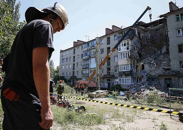 Поврежденный в ходе обстрела жилой дом в Славянске