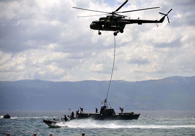Армия Македонии на учениях в Охридском озере на границе с Албанией
