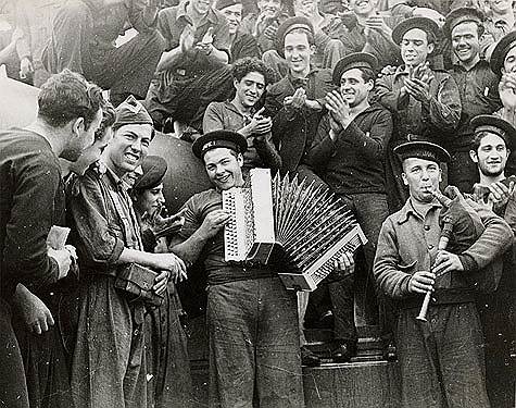 1 апреля 1939 года по радио было передано сообщение генералиссимуса Франко: «На сегодняшний день армия красных пленена и разоружена, национальные силы овладевают последними военными объектами. Война закончена. Бургос 1 апреля 1939 года — года победы. Генералиссимус Франко»