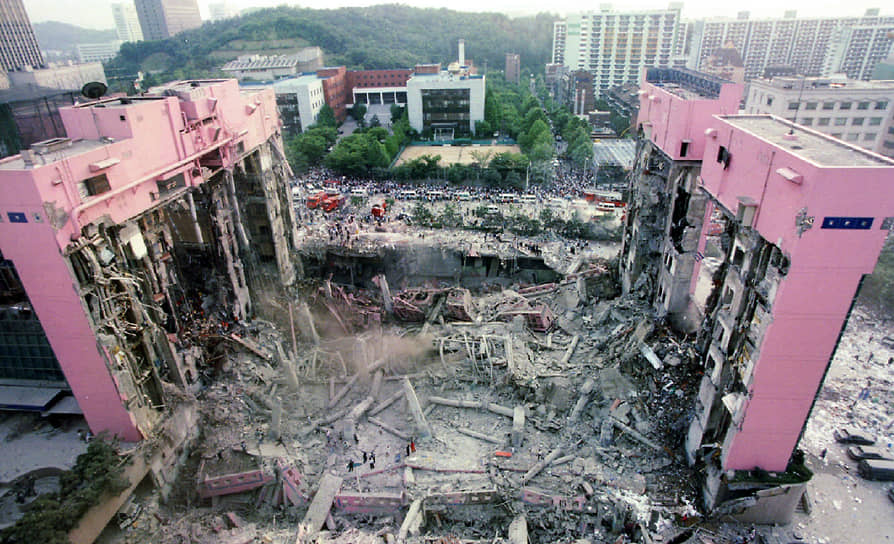29 июня 1995 года в Сеуле произошло обрушение супермаркета «Сампун». Погибли около 500 человек, более 900 получили тяжелые ранения. Причиной назвали постройку бассейна на крыше здания, низкое качество бетонных конструкций, а также изменение дизайна нижнего этажа. К ответственности были привлечены 26 человек, среди которых владельцы магазина и чиновники местной управы