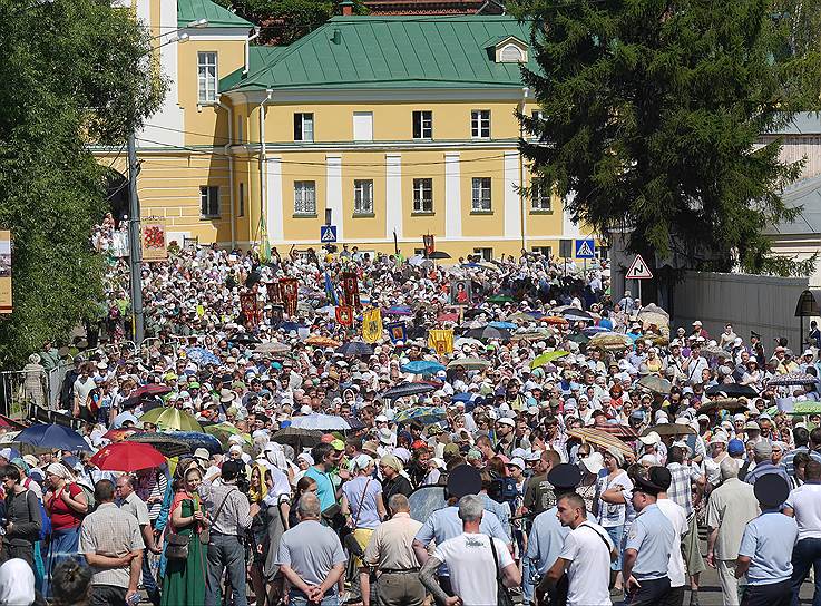 У Покровского монастыря в Хотьково собрались тысячи паломников со всей страны