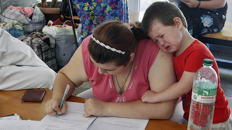 Украинские беженцы, прибывшие из Луганска и Донецка, во время заполнения заявления на получение статуса беженцев в России