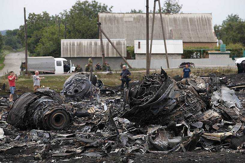 17 июля на территории Украины был сбит самолет Boeing 777, следовавший из Амстердама в Куала-Лумпур. Самолет был сбит ракетой. Специальная комиссия выяснит откуда она была пущена. Все 283 пассажира и 15 членов экпипажа погибли