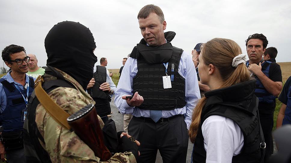 Представители ОБСЕ и члены ополчения Донбасса возле места крушения «Боинга»