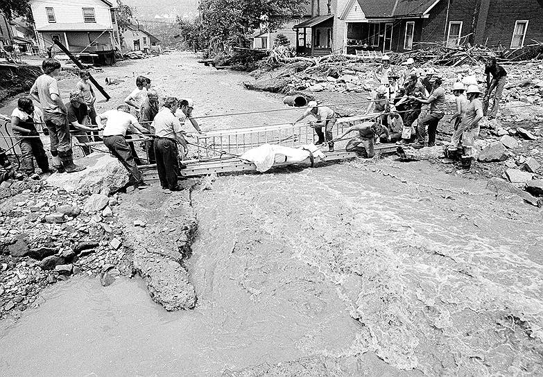 1977 год. В результате наводнения в Джонстауне (штат Пенсильвания, США) погибли 80 человек
