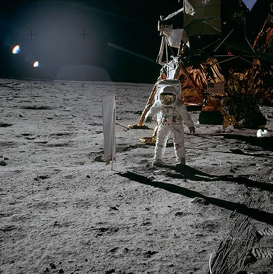 1969 год. «Аполлон-11» совершил первую в истории пилотируемую посадку на Луну