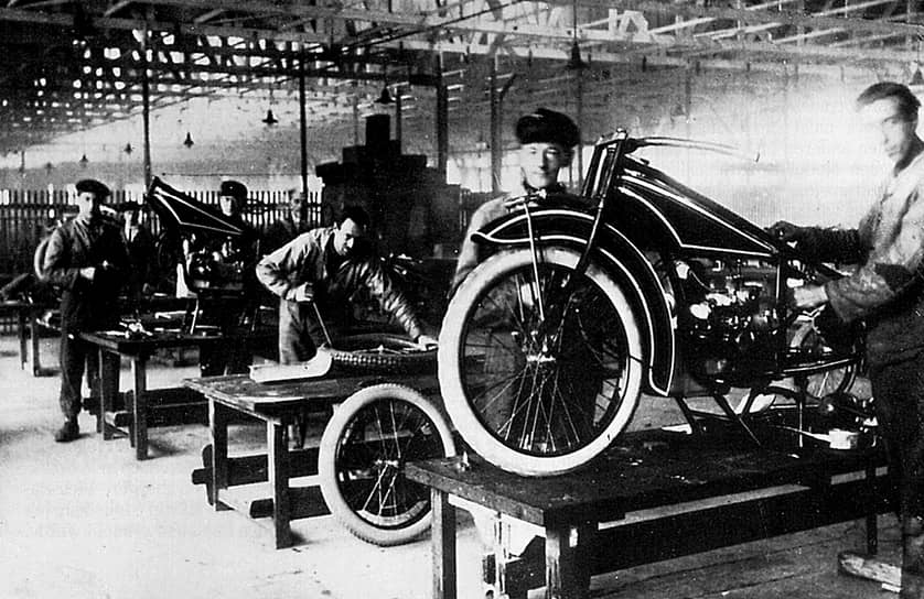 1917 год. В Германии зарегистрирована новая автомобильная марка Bayerische Motorenwerke — в сокращенном варианте BMW