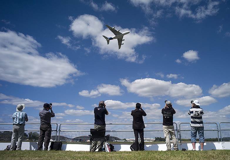 Пассажирский самолет Airbus A380 выполняет маневр в воздухе