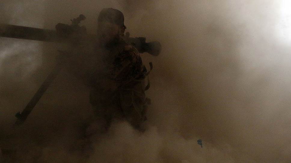 Сирийский повстанец во время боя в Мореке