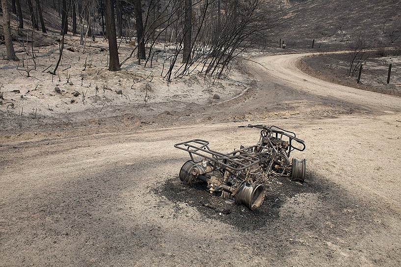 Сгоревший вездеход в штате Вашингтон, где в настоящее время бушуют лесные пожары 