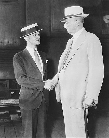 Анну Сейдж, сдавшую Диллинджера, депортировали в Румынию. В июле 1935 года ведомство Гувера было переименовано в Федеральное бюро расследований, и он бессменно возглавлял его до самой своей смерти в 1972 году. А «плохой парень» из Индианы, помогший Гуверу сделать карьеру, стал легендой
&lt;br> На фото: Мелвин Первис (слева)