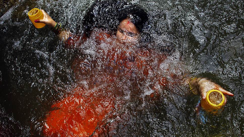 Паломник в Непале совершает погружение в священные воды реки Багмати