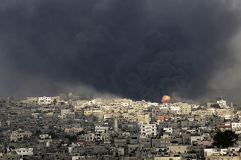 Дымовая завеса после залпа израильской ракеты в городе Газа