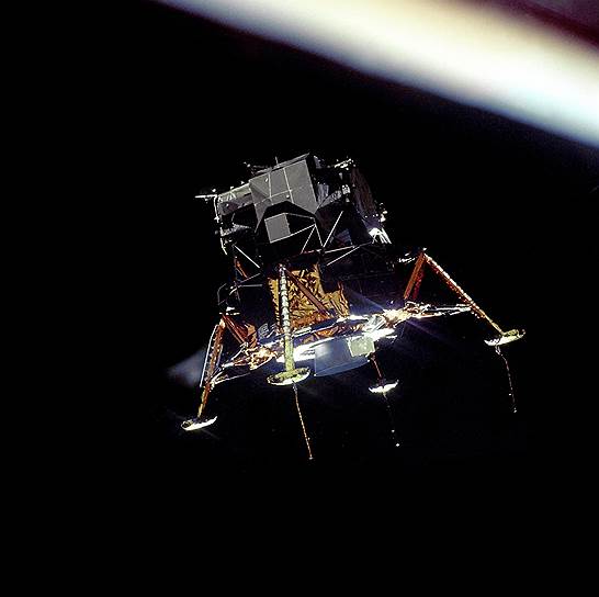 На четвертые сутки полета «Аполлон-11» вошел в тень Луны. Были сделаны необходимые снимки. На Землю астронавты передали, что свет Луны настолько ярок, что можно читать книги
&lt;br>На фото: лунный модуль корабля «Аполлон-11» «Орел»