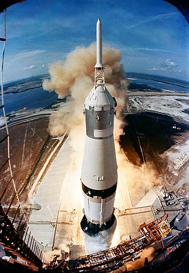 Корабль «Аполлон-11» стартовал к Луне 16 июля 1969 года в 13 часов 32 минуты по Гринвичу на 724 мс позже расчетного времени