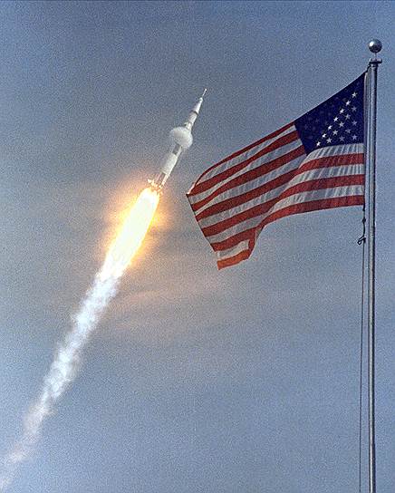 К началу второго дня полета «Аполлон-11» преодолел половину расстояния от Земли до Луны. Вскоре была проведена первая трансляция с корабля. Астронавты показали бортовой компьютер, виды Земли и то, как они занимаются зарядкой на борту «Аполлона»