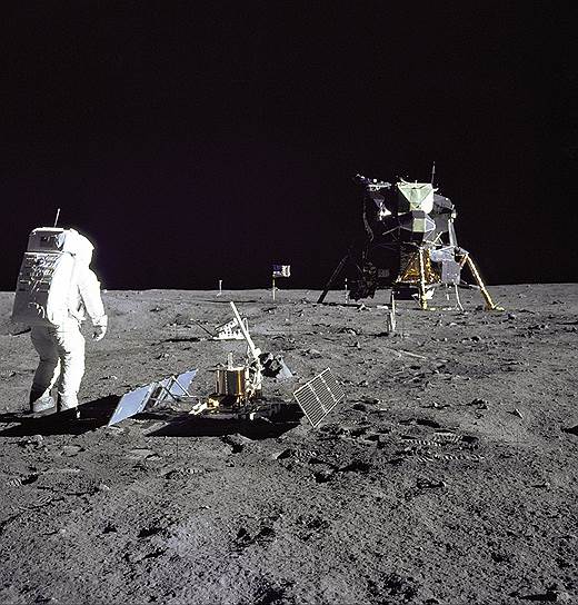 Походив по Луне, астронавты отметили, что мелкие частицы грунта были похожи на порошок или измельченный древесный грунт, который можно было легко подбрасывать вверх мысками ботинок. Они прилипали тонкими слоями к подошвам и бокам лунных ботинок. При этом ноги в нем почти не утопали, хоть и оставляли следы. Астронавты сообщили, что двигаться на Луне совсем несложно, даже проще, чем во время тренировочных имитаций лунного притяжения, которое составляет 1/6 от земного