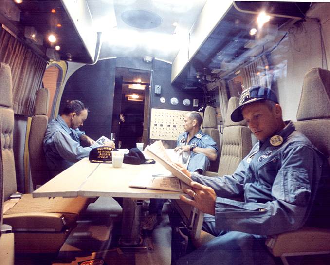 Строгие правила требовали нахождения астронавтов в карантине в течение 21 дня, считая с момента старта с Луны. Астронавты получили день отдыха, после чего они должны были пройти множество тестов и медицинских комиссий
&lt;br>На фото слева направо: Майкл Коллинз, Эдвин Олдрин и Нил Армстронг