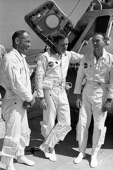 В декабре 1968 года в соответствии с графиком лунной программы корабль «Аполлон-8» с астронавтами на борту облетел Луну и благополучно вернулся на Землю. В марте 1969 года экипаж «Аполлона-9» успешно испытал на околоземной орбите лунный корабль, на котором астронавтам предстояло прилуниться. В мае 1969-го экипаж «Аполлона-10» успешно провел такие же испытания, но уже на лунной орбите
&lt;br>На фото: члены экипажа «Аполлон-11» Нил Армстронг (командир корабля), Майкл Коллинз (пилот основного блока) и Эдвин Олдрин (пилот лунного отсека)