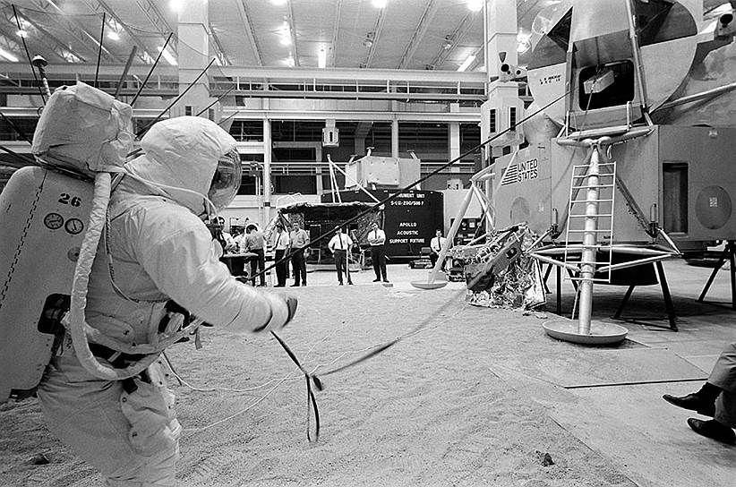 Первоначально состав экипажа, который должен был отправиться на Луну, мог быть другим. Например, вместо Нила Армстронга капитаном корабля должен был стать Фрэнк Борман, летавший на «Аполлоне-8». Однако из-за трагедии «Аполлона-1», случившейся 27 января 1967 года и приведшей к гибели трех астронавтов, лунная программа была пересмотрена, после чего Борман объявил полет на «Аполлоне-8» последним в своей карьере