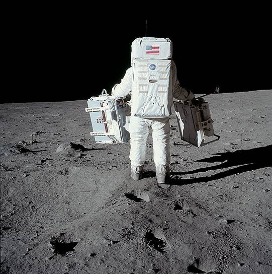 Проведя на Луне 21 час 36 минут 21 секунду, собрав грунт, установив необходимую аппаратуру и отдохнув, астронавты начали готовиться к взлету, который прошел успешно и без технических трудностей. Попав на борт «Аполлона», астронавты узнали, что их полет — центральная тема мировой прессы. Свои поздравления лунным первопроходцам передавали главы многих стран. С поздравительным заявлением также выступили советские космонавты  