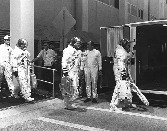 Готовясь к полету, каждый из астронавтов провел на тренажерах более 400 часов. Тренировки имитировали выход на поверхность Луны, прилунение, заход на посадку, работы по сбору образцов грунта и установку научных приборов и экспериментов. Проводились занятия по геологии, которых, однако, было немного, что вызывало опасения астронавтов