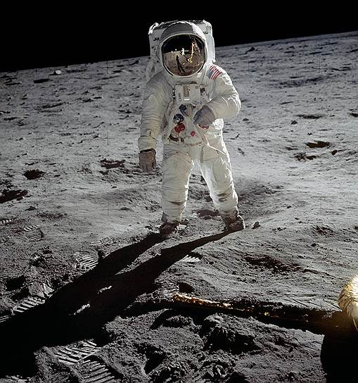 1969 год. Американские астронавты Нил Армстронг и Эдвин Олдрин в рамках полета «Apollo 11» выходят на поверхность Луны