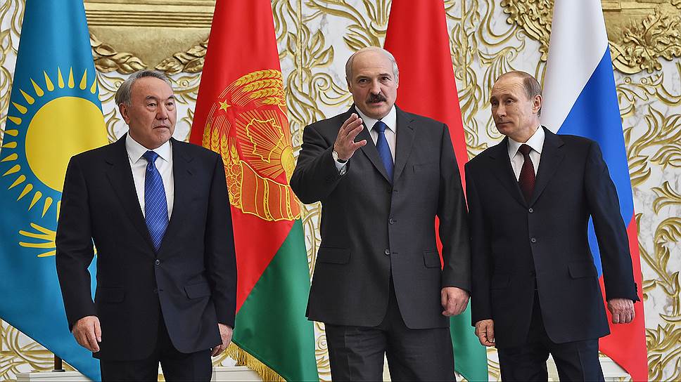 Слева направо: президент Казахстана Нурсултан Назарбаев, президент Белоруссии Александр Лукашенко и президент России Влдимир Путин