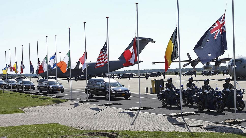 Траурная процессия в аэропорту голландского Эйндховена с останками погибших при крушении самолета Malaysia Airlines MH17, сбитого над Донецкой областью