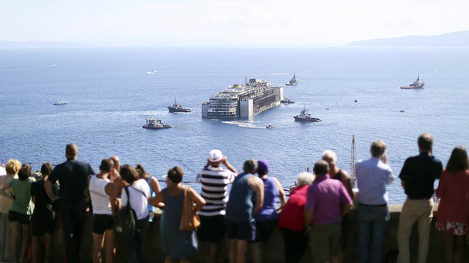 Начало операции по транспортировке лайнера Costa Concordia от берегов итальянского острова Джильо 
