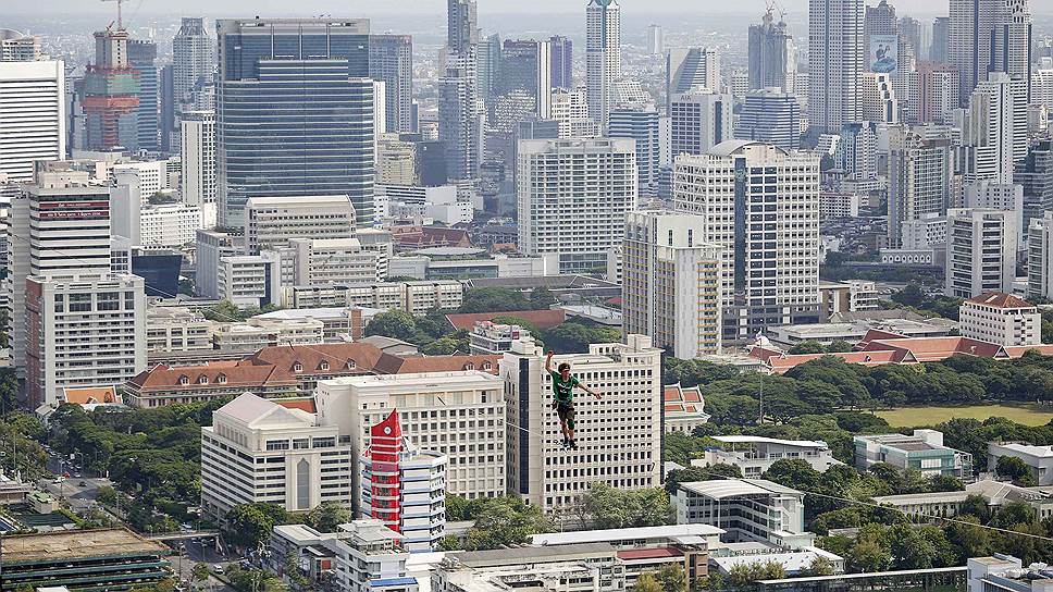Энди Льюис, также известный как «Мистер Слэклайн», прошел 169 метров по стропе, натянутой между зданиями в Бангкоке на уровне 55 этажа