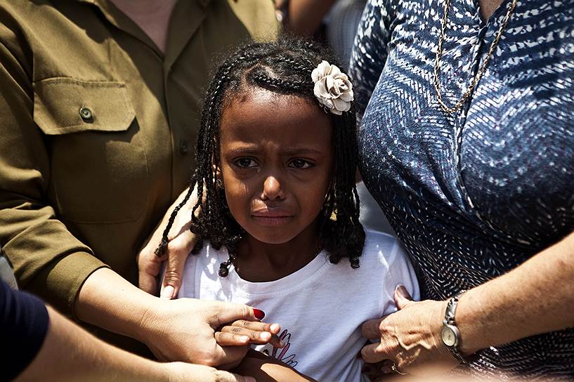 Дочь во время похорон папы — израильского солдата, погибшего в секторе Газа