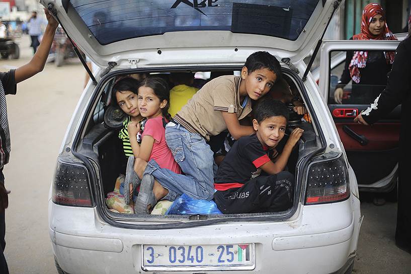 Дети во время бегства из палестинского Хан-Юниса, где идут ожесточенные бои между израильскими солдатами и исламистами