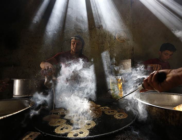 Приготовление особых сладостей к празднику Ураза-байрам в традиционной мастерской в Кабуле 