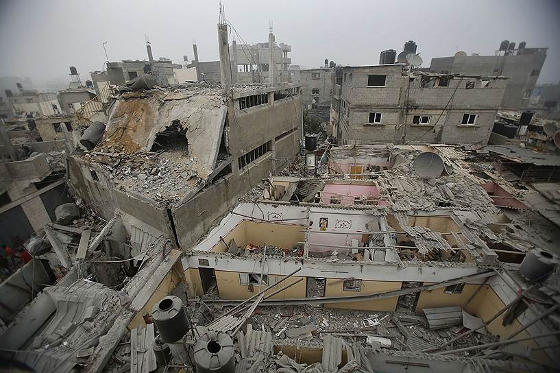 Разрушенные в результате израильского авиаудара мечеть и жилые дома на севере сектора Газа 