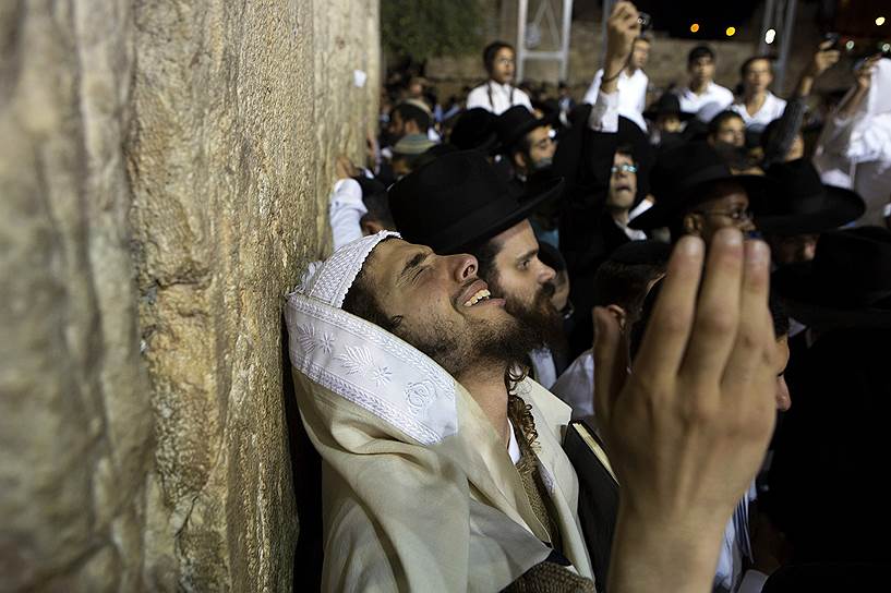 Молитва у Стены плача в Иерусалиме за возвращение израильских солдат из сектора Газа