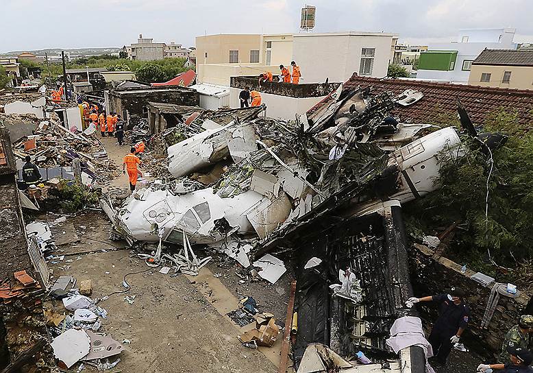 Обломки самолета TransAsia Airways, упавшего на тайваньском острове Пэнху